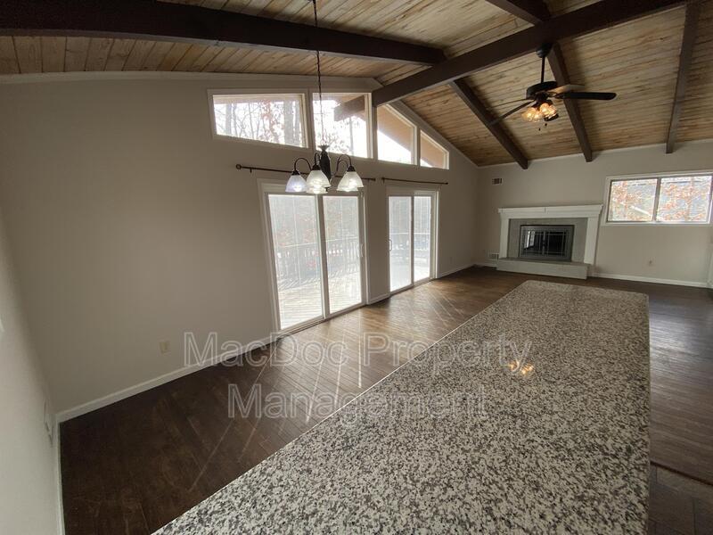 3621 Lakeview Parkway property image