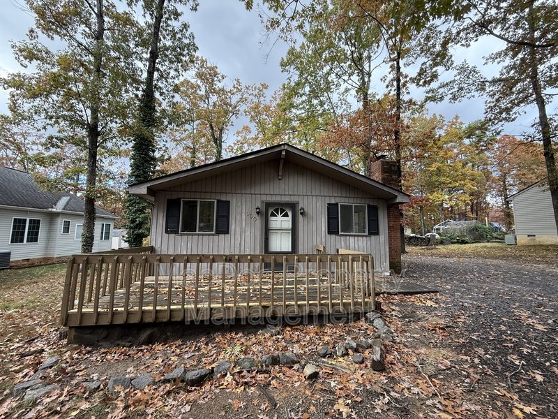 900 Lakeview Parkway property image