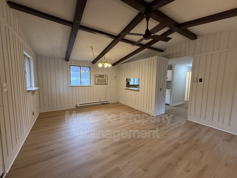 900 Lakeview Parkway property image