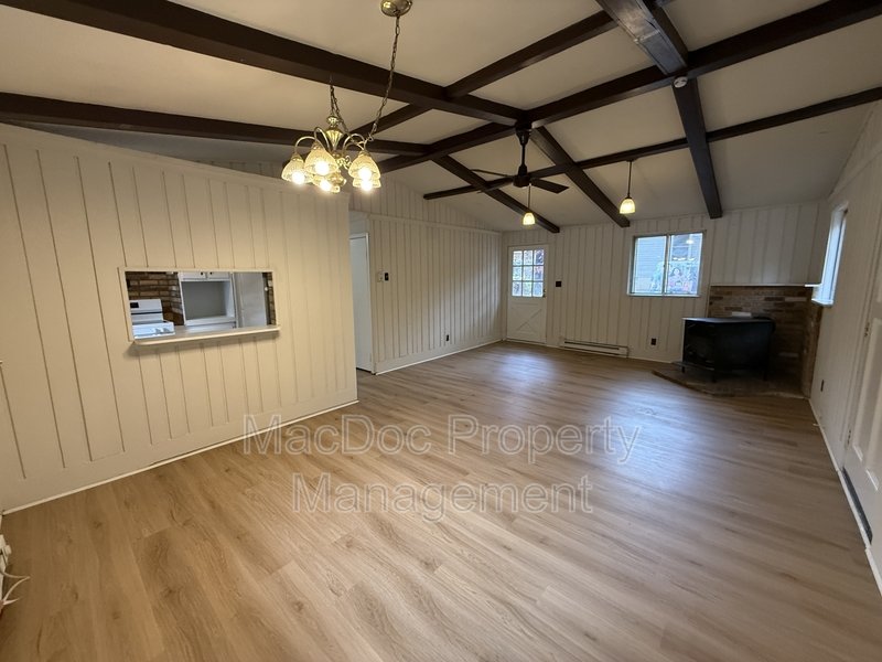 900 Lakeview Parkway property image