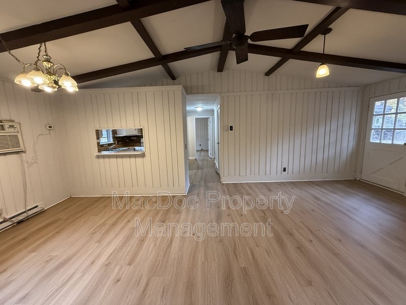 900 Lakeview Parkway property image