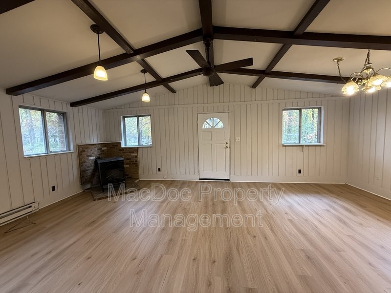 900 Lakeview Parkway property image