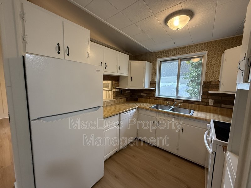 900 Lakeview Parkway property image