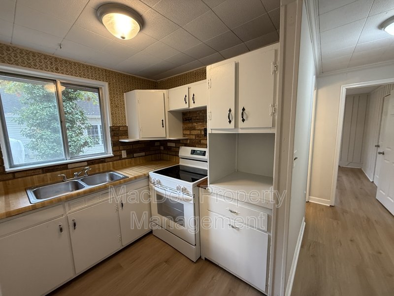 900 Lakeview Parkway property image