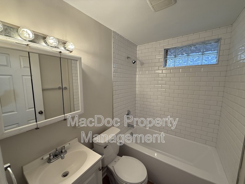 900 Lakeview Parkway property image