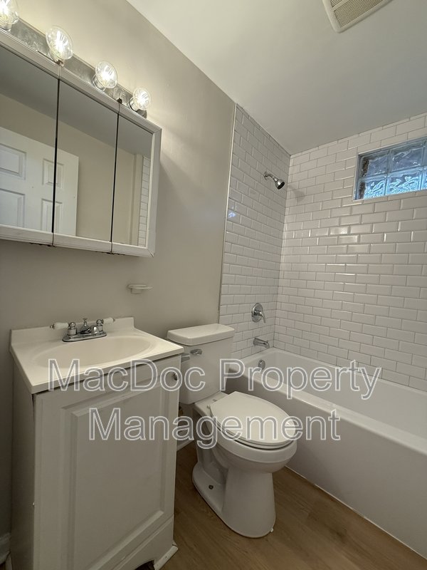 900 Lakeview Parkway property image