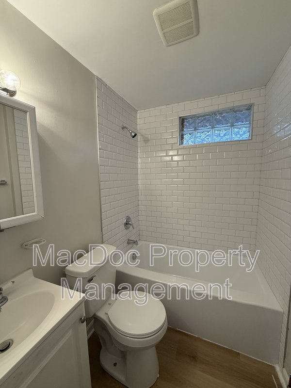 900 Lakeview Parkway property image