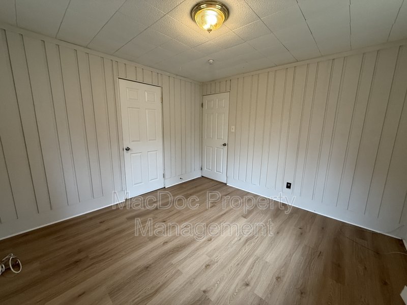 900 Lakeview Parkway property image