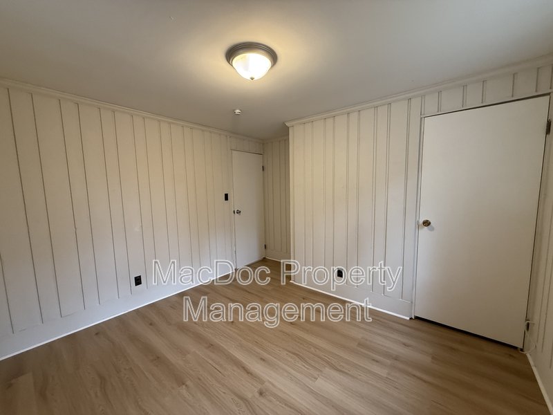 900 Lakeview Parkway property image