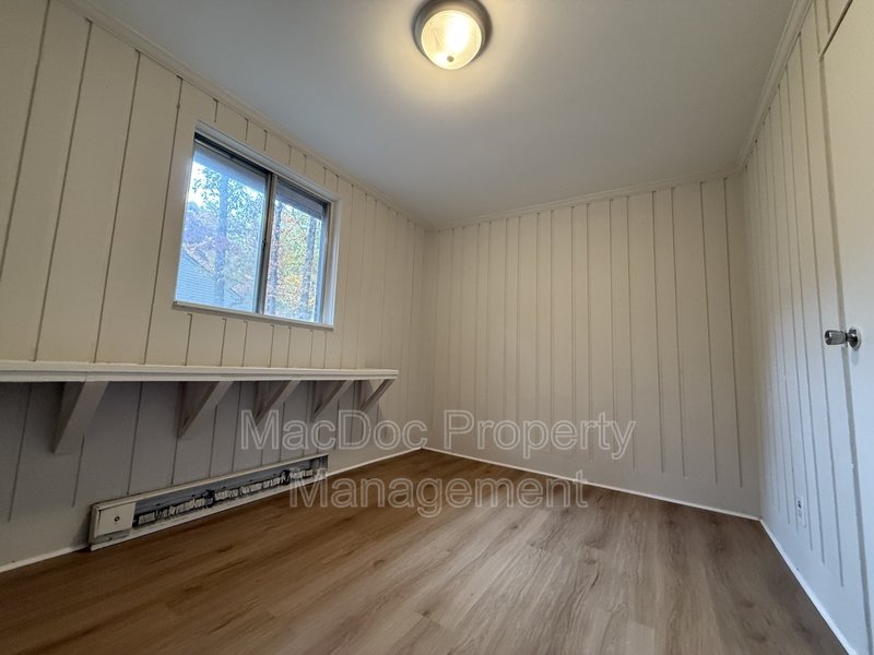 900 Lakeview Parkway property image