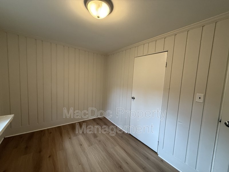 900 Lakeview Parkway property image