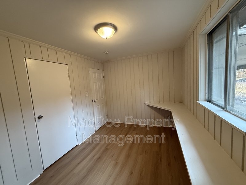 900 Lakeview Parkway property image