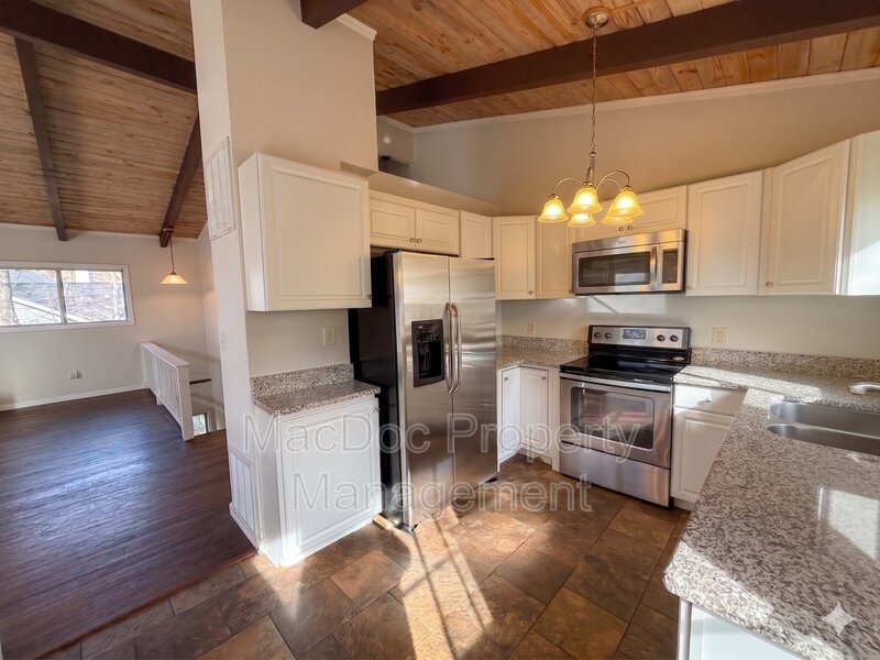 3621 Lakeview Parkway property image